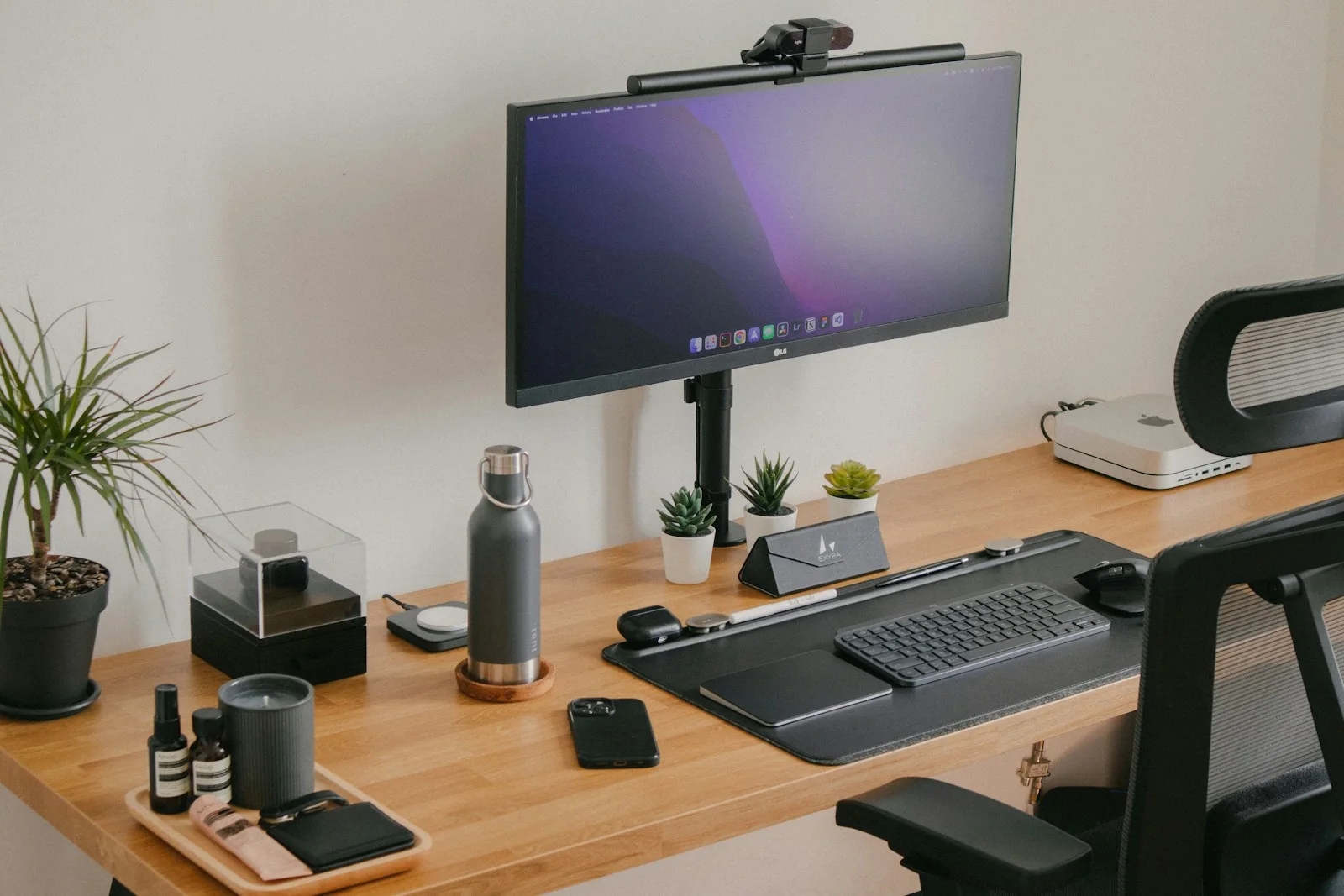 Monitor über einer aufgeräumten Schreibtischfläche