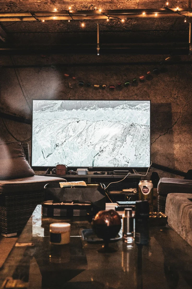 Wohnzimmer mit Fernseher und Sitzmöbeln
